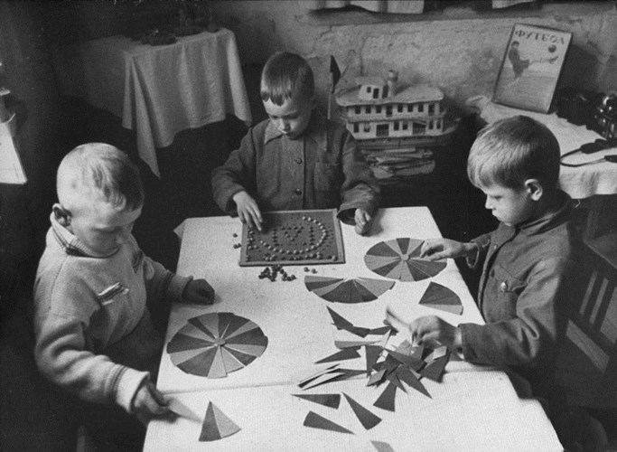 Trong lớp học, các em được chơi nhiều trò chơi giúp phát triển khả năng tư duy. Tính tự giác trong lớp học được đề cao từ những lứa tuổi thấp nhất. Ảnh: Englishrussia.com.