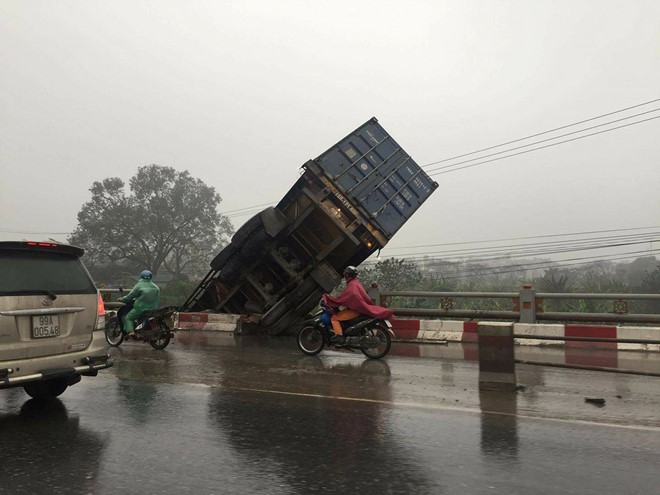 Tai nạn liên hoàn xảy ra vào khoảng 6h sáng 18/3 tại chân cầu Thanh Trì hướng sang Gia Lâm (Hà Nội). Hiện trường có 3 chiếc xe tải quay ngang đường.