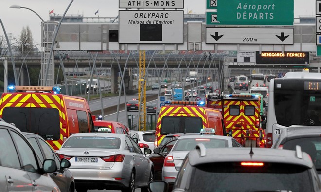 Nổ súng ở sân bay Paris, cảnh sát bắn chết một người