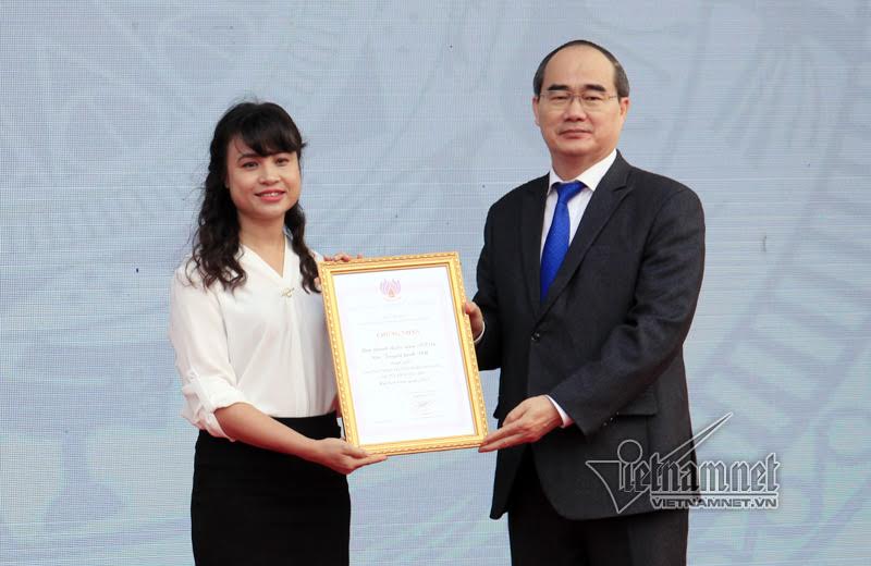 Chủ tịch MTTQ Nguyễn Thiện Nhân trao giải đặc biệt cho Đài truyền hình Việt Nam