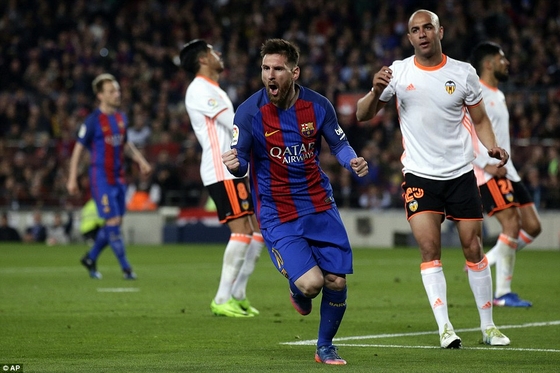 Cú đúp của Messi nhấn chìm &quot;bầy dơi&quot; Valencia!