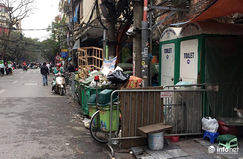Theo ghi nhận của phóng viên Infonet, chỉ quanh khu vực phố Bảo Khánh, Hàng Trống đã có rất nhiều bốt điện chiếm hoàn toàn vỉa hè.