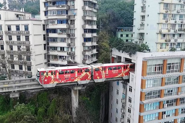 Trung Quốc: Đường tàu điện trên cao &quot;xuyên thủng&quot; nhà 19 tầng