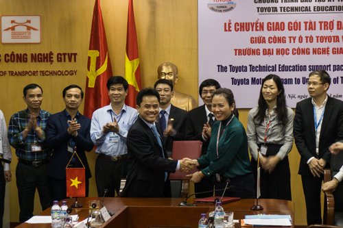 Toyota Việt Nam hỗ trợ đào tạo kỹ sư ô tô tại các trường đại học và cao đẳng