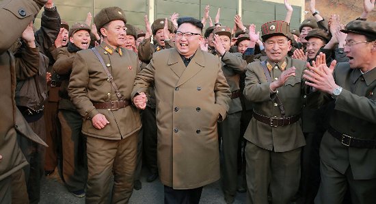 Chủ tịch Triều Tiên Kim Jong Un (ở giữa)