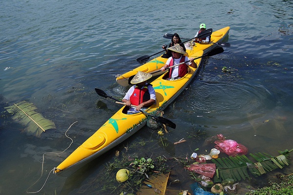Chi 10 USD để được chèo thuyền… vớt rác trên sông Hoài, Hội An