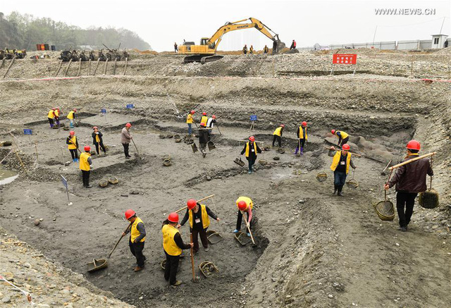 Công tác khai quật, tìm kiếm cổ vật dưới đáy sông Minjiang, tỉnh Tứ Xuyên.
