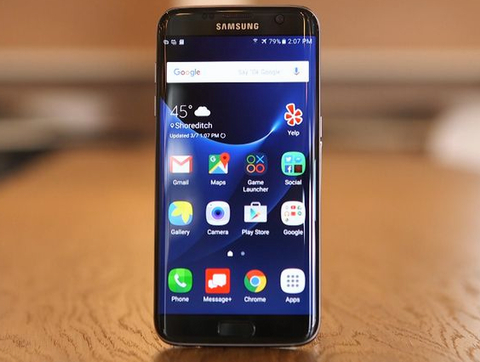 Samsung Galaxy S7 Edge (16,99 triệu đồng)  Galaxy S7 Edge được trang bị công nghệ Dual Pixel giúp bù sáng rất tốt trong những điều kiện chụp ảnh thiếu sáng. Tính năng nhận diện bàn tay trên camera trước 5 MP hoạt động rất nhạy và tiện lợi. Màn hình kích thước lớn 5.5-inch, công nghệ Super AMOLED mang lại góc nhìn rộng, màu sắc không bị biến đổi, hình ảnh cho màu sắc tươi sáng. 