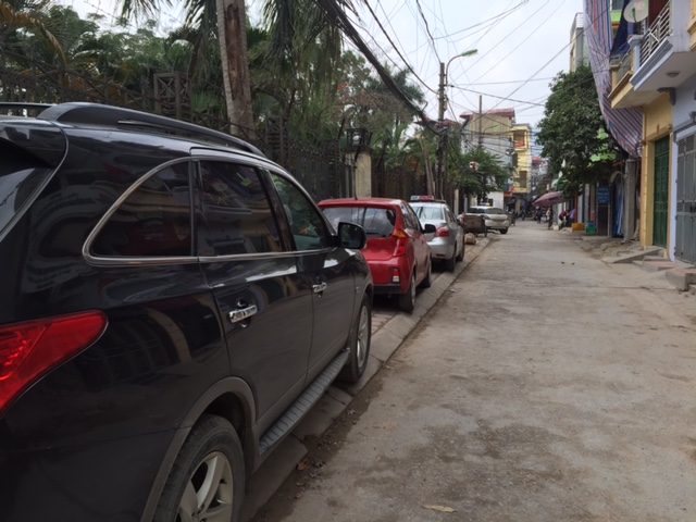 Xe ô tô bủa vây trong các con ngõ phố Hà Nội