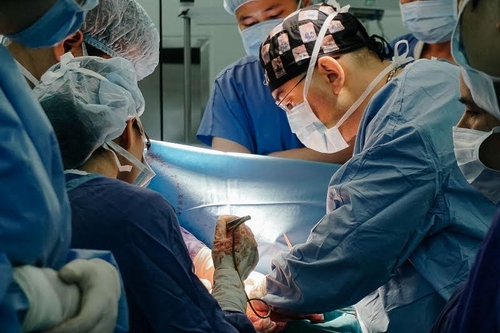 GS.TS Trần Thiết Sơn và GS Tahsin Oguz Acarturk tham gia ca phẫu thuật bằng kỹ thuật hiện đại nhất hiện nay