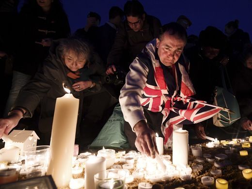 Người dân London thắp nến tưởng niệm các nạn nhân của vụ tấn công khủng bố