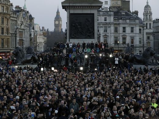 Người dân London thắp nến tưởng niệm các nạn nhân của vụ tấn công khủng bố