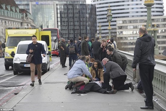 Vụ tấn công khủng bố xảy ra chiều 22/3 ở ngay giữa trung tâm London, Anh. Kẻ tấn công đã lái xe tông vào đám đông trên cầu Westminster khiến  4  người thiệt mạng và đâm chết 1 cảnh sát bên ngoài tòa nhà Quốc hội. Ảnh: Reuters.