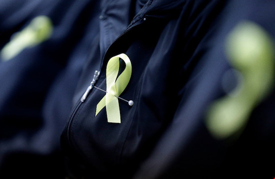 Ru băng vàng là biểu tượng được dùng để tưởng niệm các nạn nhân thiệt mạng trong thảm họa chìm phà Sewol. Ảnh: Huffington Post.