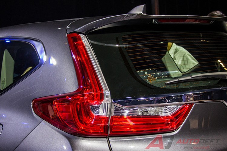 Mặc dù có 7 chỗ ngồi nhưng chiều dài của CR-V 2017 tại Thái Lan sẽ không dài hơn phiên bản Mỹ. Phần đuôi xe cũng được Honda trang bị cụm đèn hậu dạng LED hình chữ L lạ mắt, đèn LED ban ngày dưới gầm. Ngoài ra, đuôi xe còn thêm điểm nhấn thanh ngang tích hợp logo Honda.