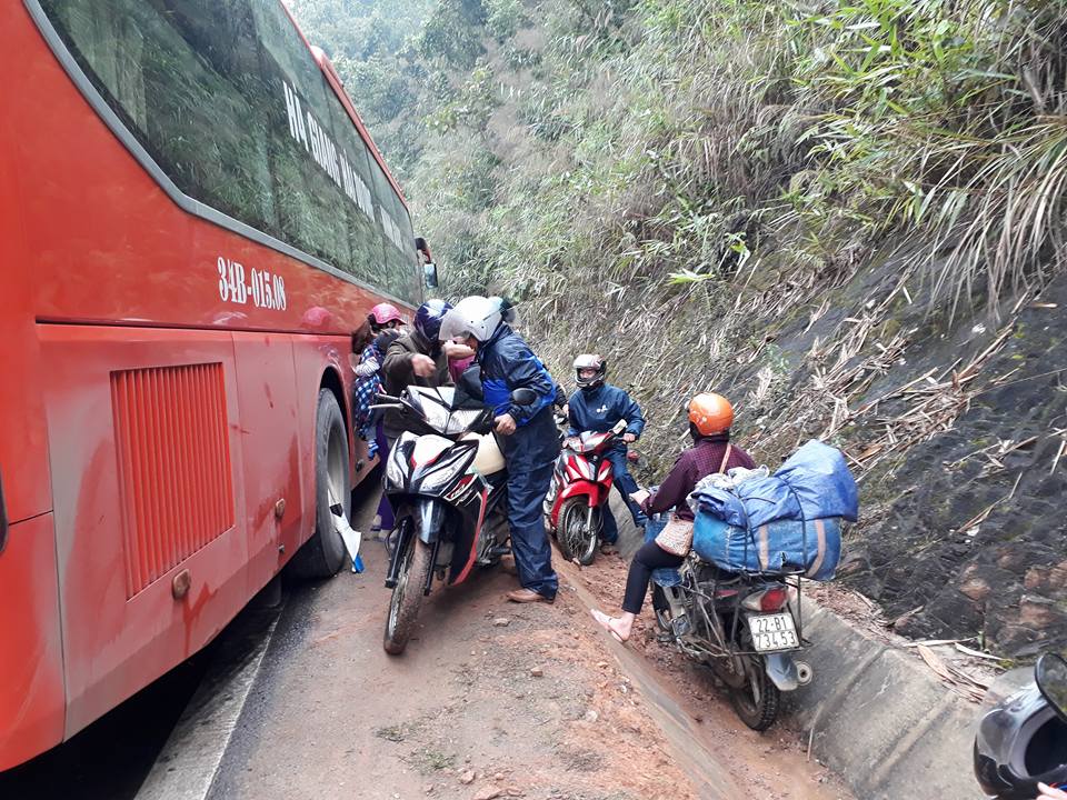 Khiến giao thông trên quốc lộ 2 huyện Hàm Yên bị ùn tắc.