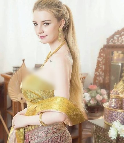 Lộng lẫy trong bộ trang phục truyền thống của Thái Lan, Jessie Vard càng tôn lên vẻ đẹp của những cô gái xứ Chùa Vàng.