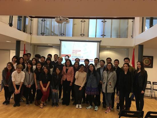 Nữ Đại sứ Ngô Thị Hoà gặp gỡ sinh viên Việt tại Hà Lan