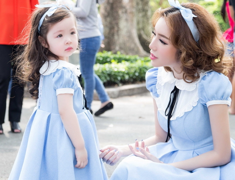 Elly Trần và con gái Cadie diện đồ đôi xinh như thiên thần