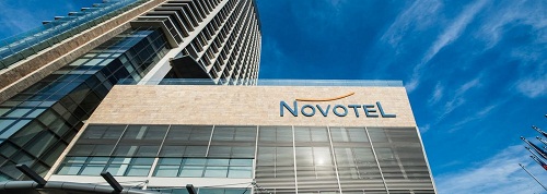 Khách sạn Novotel Đà Nẵng nằm ở vị trí đắc địa, ngay trung tâm thành phố, gần bên bờ sông Hàn thơ mộng. Với 37 tầng cách biệt, cung cấp hàng loạt các dịch vụ giải trí chất lượng cao mang đến không gian thư giãn hàng đầu cho du khách. Điểm nhấn nổi bật từ khách sạn Novotel là bar sky 36 một trong những bar nổi tiếng tại phố biển Đà Nẵng, mang đến cảm giác đầy sôi động và náo nhiệt để bạn cảm nhận không gian giải trí đầy hiện đại.