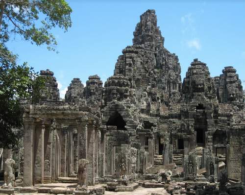 Theo nhận định của TripAdvisor, có một số điểm đến bạn đừng bỏ lỡ khi đến Siem Reap, và một trong số đó là đền Angkor Wat. Đền Angkor Wat nằm trong quần thể đền Angkor, có kiến trúc đẹp và tiêu biểu cho đất nước Campuchia. Theo chia sẻ của du khách trên TripAdvisor, bạn nên dậy sớm, di chuyển bằng tuk tuk đến đây trước 6h sáng để kịp đón bình minh. Nơi bán vé cách khá xa ngôi đền, lưu ý dặn tuk tuk đưa đi mua vé trước, tránh việc phải vòng lại sẽ rất mất công. Lúc lấy vé nhớ cười tươi, vì họ sẽ chụp ảnh bạn in trên tấm vé vào cửa Nên mang theo nhiều nước uống, vì bạn sẽ phải di chuyển nhiều Đây là điểm bắt đầu của hành trình 1 ngày thăm quan quần thể các đền Angkor