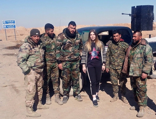 Maryana Naumova chụp ảnh với các binh sĩ Syria ở Aleppo