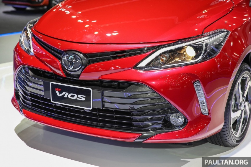 Thay đổi lớn trên Toyota Vios 2017 ở phần ngoại thất với đầu xe có cụm lưới tàn nhiệt được làm mới mang phong cách thể thao hơn