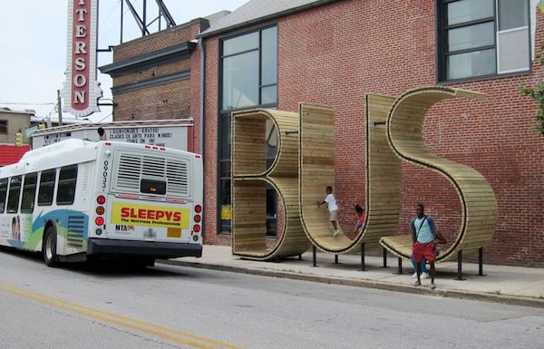 Một trạm xe buýt ở Baltimor, Tây Ban Nha được thiết kế rất lạ mắt và tiện ích. Trạm xe buýt này được có hình chữ BUS (xe buýt). Trong lúc ngồi chờ xe, trẻ em có thể leo trèo vui chơi một cách thoải mái. 