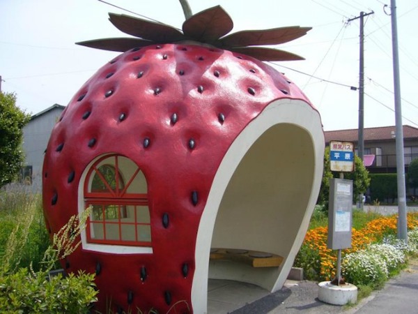 Một trạm xe buýt hình trái dâu vô cùng đáng yêu được lắp đặt ở Nhật Bản. Những trạm xe buýt hình trái cây khá phổ biến ở Nhật Bản, được thiết kế nhằm thu hút khách du lịch.