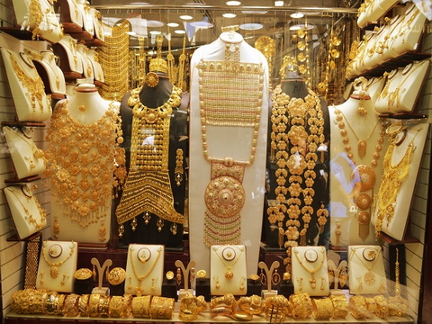 Cận cảnh quầy bán vàng tính theo cân ở Dubai