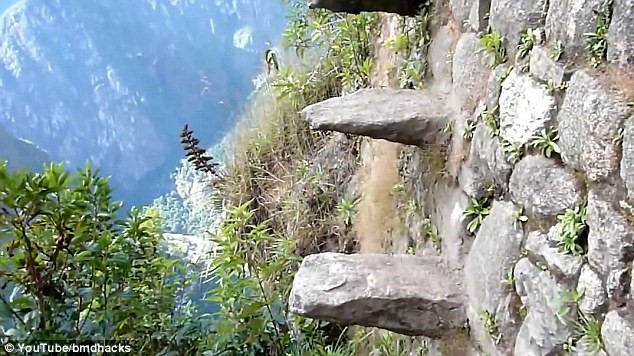 Những bậc thang đầy nguy hiểm nằm cheo leo bên vách núi thẳng đứng. 