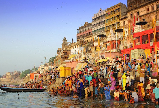 Ấn Độ nổi tiếng là nơi sinh ra các nền văn minh cổ đại, tôn giáo và tâm linh. Thành phố Varanasi của Ấn Độ nằm trên bờ sống Hằng và người Hindu tin rằng nó được gây dựng bởi Shinva. Lịch sử của thành phố này khoảng 12 thế kỷ TCN. Varanasi, còn được gọi là Ba La Nại, là một điểm đến cho những du khách hành hương và kẻ lang thang. Varanasi là một trung tâm văn hóa và tôn giáo nổi bật với nhiều nhà thơ nổi tiêng, nhà văn và nhạc sĩ.  Nơi này có tiềm năng công nghiệp lớn với việc giáo thương buôn bán các loại vải cao cấp, nước hoa, điêu khắc, ngà voi và đồ thủ công mĩ nghệ. Nó có thể cung cấp tất cả những gì bạn có thể tưởng tượng như thổ cẩm, dệt thảm, đồ chơi, các công trình thủy tinh.