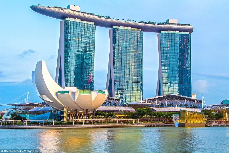Marina Bay Sands là khu phức hợp kinh doanh, nghỉ dưỡng và casino nổi tiếng của Singapore, tọa lạc bên bờ vịnh Marina. Ngắm từ xa, tòa nhà chọc trời có hình dáng tựa một chiếc tàu lớn, cao gần 200 m. Ảnh: Shutterstock.