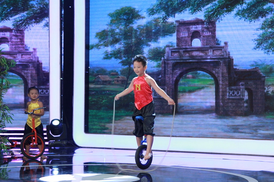 Mở màn vòng tài năng, cặp anh em Minh Quang – Minh Nhật tiếp tục khiến Trấn Thành “phát cuồng”. Xuất hiện trên sân khấu với chiếc xe đạp một bánh, Minh Quang - Minh Nhật vừa đứng thăng bằng trên xe đạp, vừa nhảy dây khiến khán giả thán phục, vỗ tay không ngớt. 