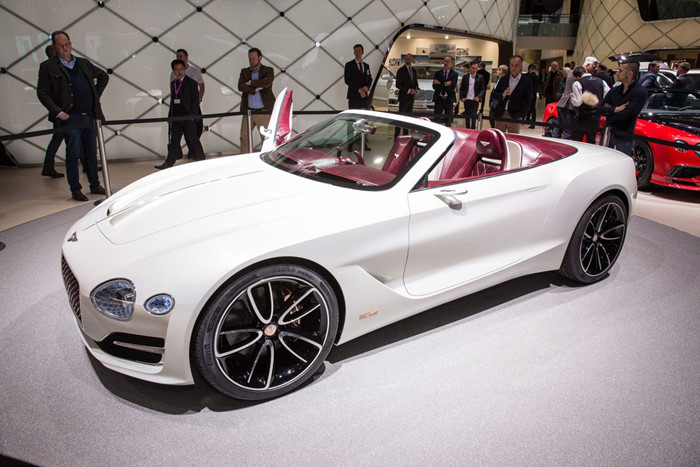 Có thể nhận ra ngay, Bentley EXP 12 Speed 6e được phát triển từ phiên bản ý tưởng EXP 10 Speed 6 đã ra mắt trước tại triển lãm Geneva 2015 và hoàn thiện hơn với triết lý thiết kế rõ ràng: một mẫu xe siêu sang chạy điện hiện đại, nhưng giữ nguyên phong cách truyền thống và cổ điển trong thiết kế.