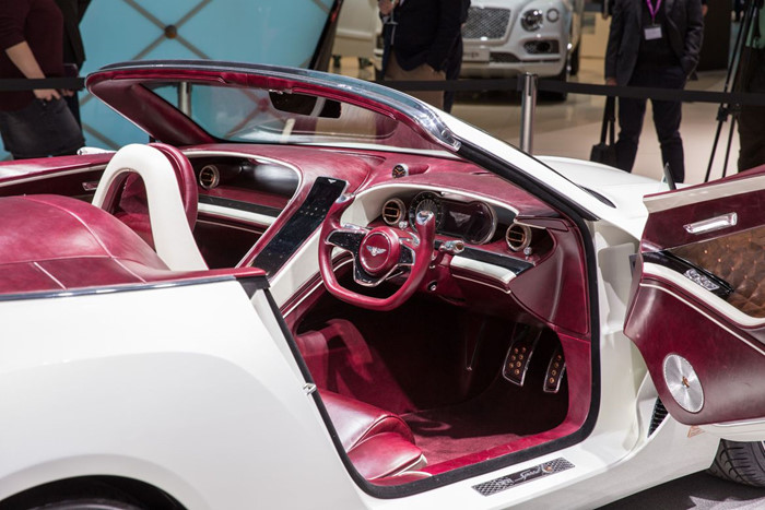 Một trong những phẩm chất của xe Bentley, điều mà khách hàng tìm kiếm, là kỹ nghệ thủ công bậc thầy của người Anh và những món trang bị xa xỉ trong khoang lái của Bentley EXP 12 Speed 6e. 