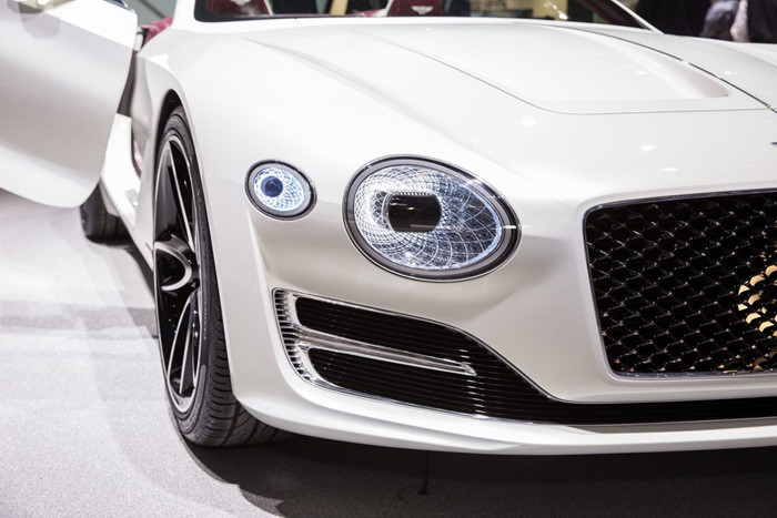 Như vậy, Bentley EXP Speed 6e concept chính thức trình làng, minh chứng cho cam kết của hãng sẽ hiện thực hoá một mẫu Bentley chạy điện, dành cho những vị khách hàng thượng lưu và không muốn quá ồn ào. Dòng xe này của Bentley, sẽ hướng tới những đại gia trẻ tuổi thuộc thế hệ Generation C thành danh ở nền kinh tế mới đang phát triển. Hay nói cách khác, đây chính là một trong những tương lai của Bentley, dựa trên trình độ công nghệ hiện đại biến hoá và kết hợp khéo léo với những kỹ nghệ truyền thống thủ công tuyệt vời của xe siêu sang Anh.