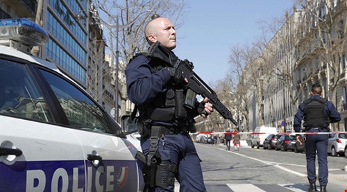 Cảnh sát có mặt tại hiện trường xảy ra vụ nổ bom thư tại tòa nhà IMF