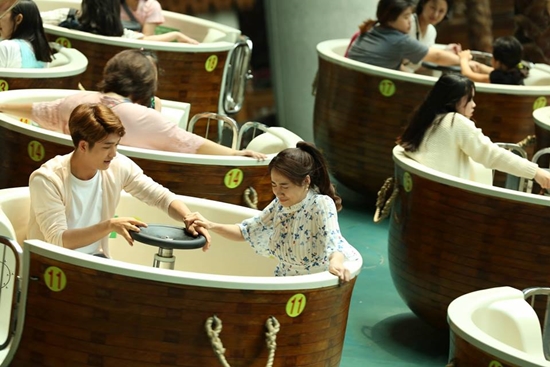 Những hình ảnh đẹp của Kang Tae Oh và Nhã Phương trong phim.