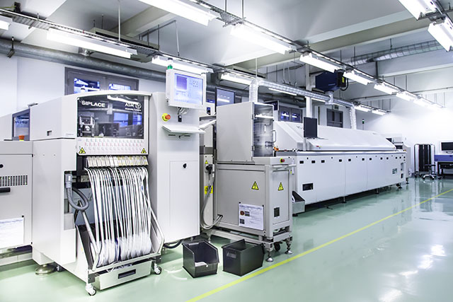 VNPT hiện có hai nhà máy sản xuất thiết bị. Năm 2016, Tập đoàn này đã xuất xưởng 2,4 triệu thiết bị đầu cuối các loại.