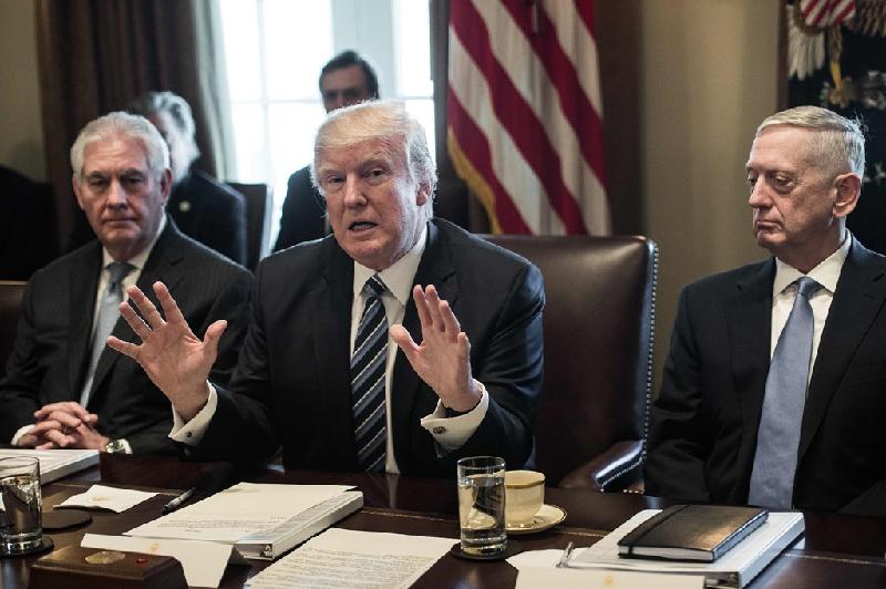 Tổng thống Trump (giữa) trong một cuộc họp nội các tại Nhà Trắng, bên cạnh ông là Bộ trưởng Quốc phòng James Mattis (phải) và Ngoại trưởng Rex Tillerson. Ảnh: 