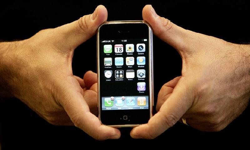 iPhone: Giống như iPod, iPhone phiên bản đầu tiên không thành công như mong đợi song nó đã bắt đầu mở ra kỷ nguyên của một chiếc smartphone và đánh bại nhiều tên tuổi lớn khác, làm điêu đứng không chỉ những hãng sản xuất điện thoại mà cả những hãng sản xuất máy ảnh, máy chơi game, máy ghi âm, thiết bị định vị…