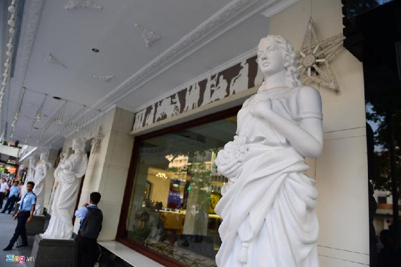 Thấy 5 bức tượng đặt trước khách sạn 4 sao Kim Đô trên đường Nguyễn Huệ, Phó chủ tịch UBND quận 1 Đoàn Ngọc Hải yêu cầu cẩu đi để trả lại lối đi cho người đi bộ.