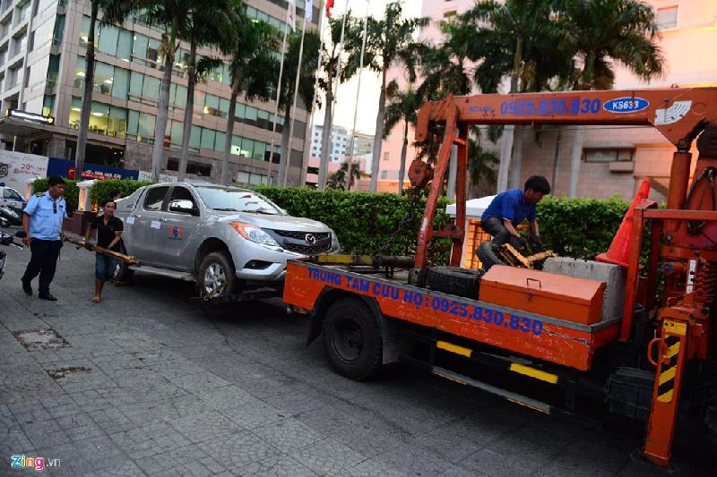  Đoàn kiểm tra thường xuyên lập biên bản những xe đậu trên vỉa hè đường Tôn Đức Thắng, đến nay tình trạng xe đậu sai quy định đã được cải thiện rõ rệt.
