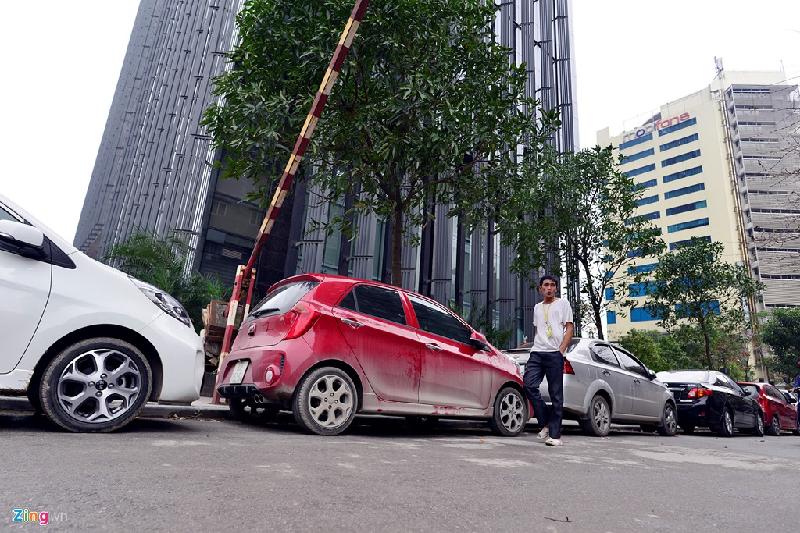 Cạnh tòa nhà PVI, Mobiphone (đường Phạm Văn Bạch, Cầu Giấy) hàng trăm chiếc ôtô đỗ trái phép dưới lòng đường.