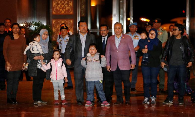 Sáng 31/3, 9 công dân Malaysia ở Triều Tiên đã về đến Kuala Lumpur, theo thỏa thuận giữa hai nước. Ngoại trưởng Malaysia Anifah Aman (áo hồng) đích thân ra sân bay đón đoàn.