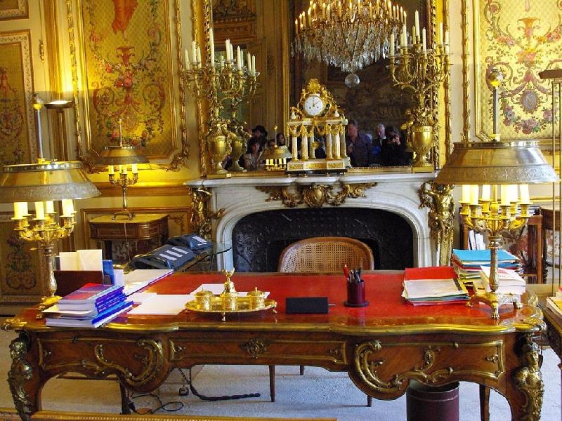 Phòng làm việc của tổng thống được gọi là Salon Doré (Phòng Vàng) do những chi tiết dát vàng trên tường, cửa, bàn và ghế.