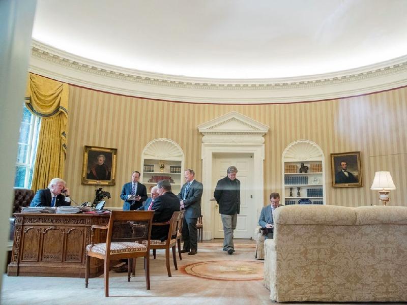 Nhà Trắng (Washington D.C.) có thể được coi là dinh tổng thống nổi tiếng nhất thế giới. Trong đó, phòng Oval, nơi tổng thống Mỹ làm việc, được biết tới nhiều nhất. Đây là nơi Tổng thống Donald Trump họp với các chính trị gia và các nguyên thủ quốc gia.