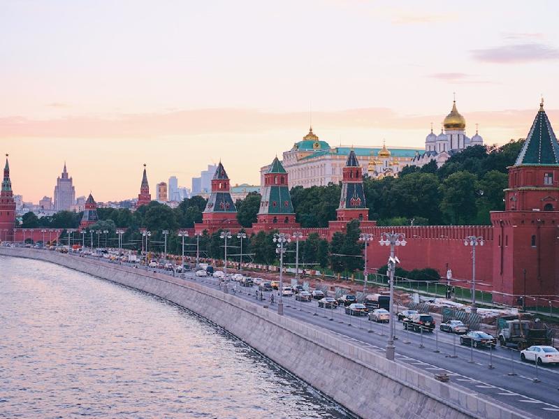 Điện Kremlin, “pháo đài trong thành phố”, được xây dựng trong khoảng từ thế kỷ 14 tới thế kỷ 17. Đây là nơi cư ngụ của tổng thống Nga.