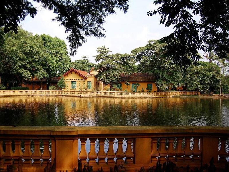 Khu nhà có thiết kế kiểu Pháp, với vườn cây và hồ nước rộng.